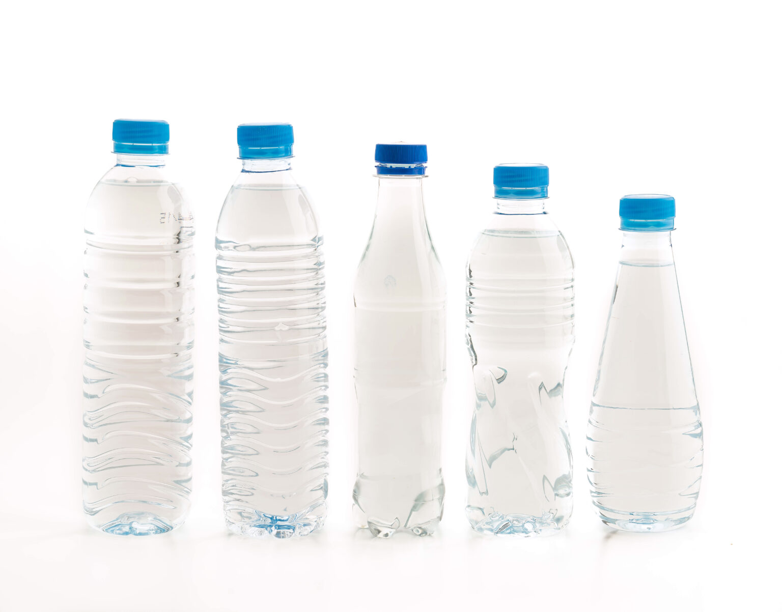 Бутылка негазированной воды. Бутылка для воды. Пластиковая бутылка. Водный пластиковые бутылки. Вода в ПЭТ бутылках.